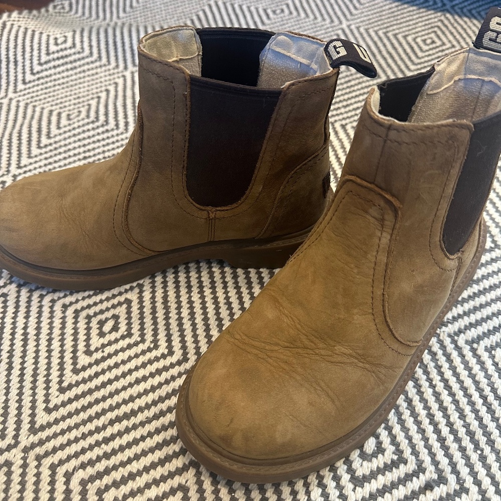 Kids brown Ugg Chelsea boot size 1